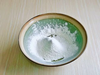 棉花蛋糕&不开裂不回缩方子,再筛入糕点小麦粉,用硅胶铲翻拌均匀无干粉。