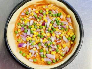 一次发酵——虾仁牛肉肠披萨,放入玉米粒、青豆