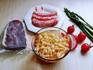 牛排芦笋盖意面,准备好其它食材,食材可以任意搭配。