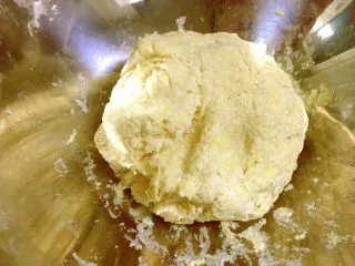 马卡龙色 高颜值汤饺系列@@ 猪肉大葱馅●麦穗饺,浅黄色的面也是一样，因为有鸡蛋白色的面会呈现米黄色，如果想更黄一点，可以加一点胡萝卜汁。都盖上湿布去醒面吧！