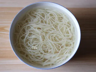 番茄肉酱拌面,捞出面条放入冷开水里过一道；