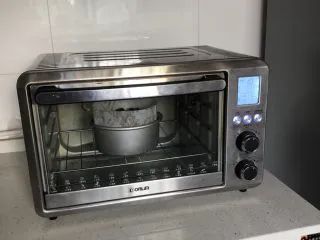 蓝莓秒芙蛋糕,送入预热好的烤箱，底层、上下火175度、烤50-55分钟！烤好的蛋糕用牙签戳一下，不要有稀软的感觉，脱模晾凉！