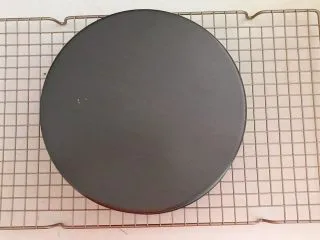 茶香戚风蛋糕,把蛋糕倒扣在晾架上,完全凉透后脱模