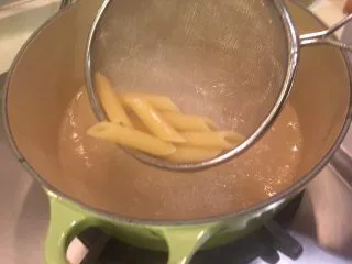 迷迭香烤羊排套餐,通心粉煮透变软后捞起备用