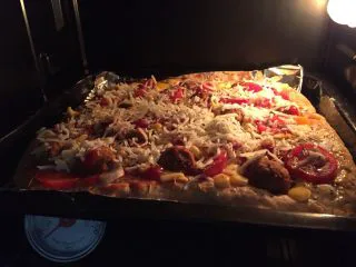 披萨就要自己在家才爽——— 杂锦芝士披萨,烤箱预热上下190度烤17分钟