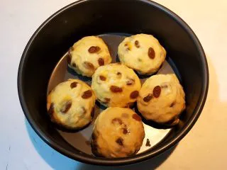 超软的葡萄干小餐包,刷好蛋液的面包坯