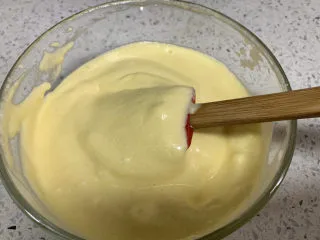 火龙果渐变蛋糕(宝宝辅食),混合蛋白和蛋黄糊时,先舀三分之一蛋白到蛋黄糊里,用刮刀快速混合均匀,混合好后倒到其余蛋清里混合均匀。由于没有糖,较易消泡,所以一定要注意手法。视频可私信我。