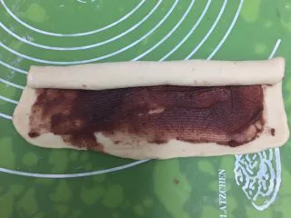 豆沙扭扭面包,从上往下卷起来。