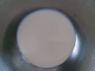 咸蛋黄肉松盒子蛋糕,把奶油称重，用电动打蛋器打发。