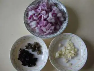 西西里肉丸意面,黑橄榄、洋葱和蒜切碎