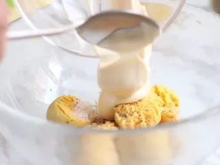 绿色美食+鱼子酱魔鬼蛋,蛋黄中加入盐、胡椒粉、5ml白醋和蛋黄酱。