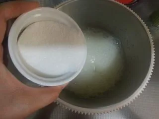 烘焙基础——戚风蛋糕,加入材料中的1/3细砂糖(80克的1/3)。