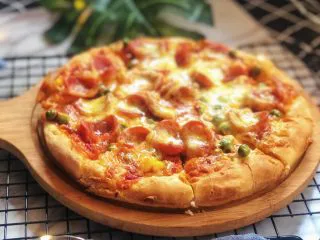 意式烤肠披萨,颜值与美味并存。