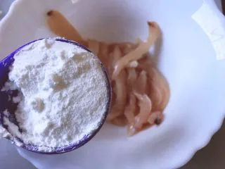 西餐之黑椒鸡丝意大利面,将鸡胸肉放入一汤勺生粉