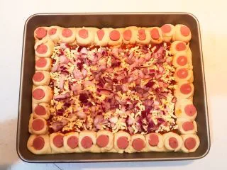 香肠苹果披萨,再撒上圆葱丁