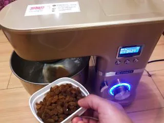 超软的葡萄干小餐包,加入黄油和葡萄干,用2档继续揉面7分钟