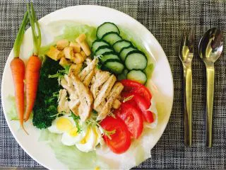 鸡肉主厨沙拉,鸡肉煎好了，切成丝，我是切成的块，直接摆上去，没办法，我喜欢大口吃肉。😂😂😂