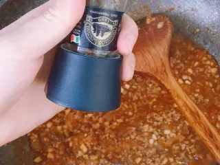 番茄蘑菇肉酱意大利面,最后撒上黑胡椒粉拌匀