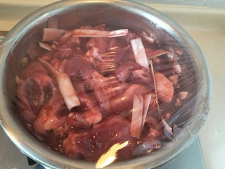 #猪里脊#绝世好叉烧-港式叉烧,盖上保鲜膜,放置阴凉处腌制。 2小勺