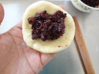  软萌甜紫米面包,松弛好的面团放入紫米