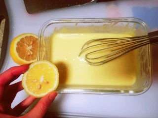 酸奶蛋(也可以用牛奶),挤入柠檬汁去腥味(大约小1/3个柠檬就可以),太多可能会酸,听说可以用白醋替代,不过我没试过。