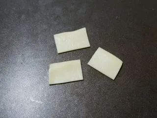 咸香芝士曲奇饼干,将切达芝士切成小块。