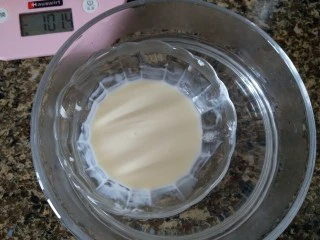 巧克力豆曲奇,把淡奶油隔热水加热,防止温度太低,加入到黄油后导致黄油后油水分离。