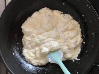 网红草莓雪花酥,将黄油和棉花糖均匀融化混合