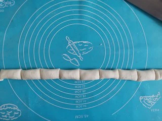 脆皮山药奶酪棒～健脾养胃还补钙,分成大小均匀的剂子