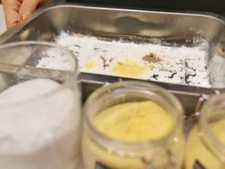 蓝带爆浆鸡排,面粉和调味料混合