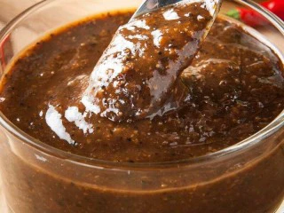 迷迭香黑胡椒牛排,起锅前淀粉加水，调好后倒入搅拌一下粘稠即可