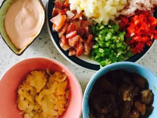 芝士焗饭【自制】,把米饭，步骤2，3，4准备的材料一同倒入锅中，先不开火，倒入橄榄油，黑胡椒粉，白糖，酱油搅拌均匀后开火把锅内的所有材料炒热至可以闻到香味即可。