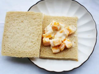 好吃到爆的酸奶芒果土司,盖上另一片土司。