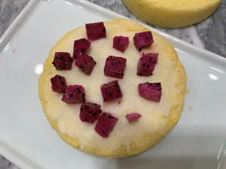 火龙果渐变蛋糕(宝宝辅食),先取一片蛋糕,抹上薄薄一层原味山药泥,铺上适量火龙果肉