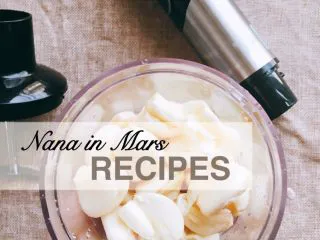 中西餐都百搭的好朋友-香味四溢的蒜泥酱,先帮可爱的大蒜脱掉衣服。 用刀子先把蒂去除。