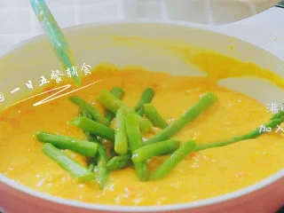 南瓜蔬菜浓汤 宝宝辅食，胡萝卜+奶粉+芦笋,等煮沸腾，加入芦笋，煮2下即可出锅。