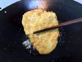 美味的日式炸猪排,再炸2分钟，夹起
