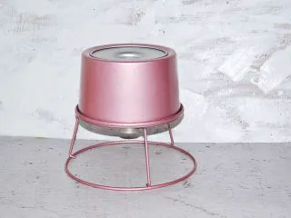 7寸中空双色戚风蛋糕,烤好马上取出震一下,然后倒扣晾凉再脱模