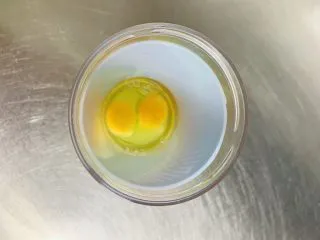 胡萝卜华夫饼,长帝榨汁杯中打入两个鸡蛋。