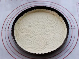 海虾杂蔬披萨,擀的面皮与自己的披萨盘大小一样就可以。(我做的是薄底披萨,宝贝喜欢吃脆一点的口感)