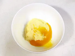 猕猴桃造型饼干,先后两次加入蛋黄。