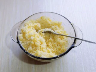 花式椰蓉面包,黄油隔水融化或者放入微波炉中叮30秒,加入椰蓉,双碳幼砂糖,蛋黄,用小勺搅拌均匀即可! 1