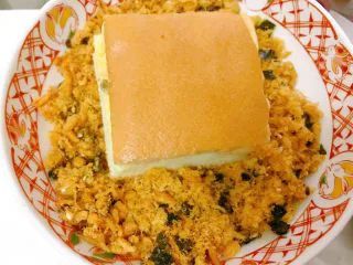 海苔肉松小贝,然后每一个长都抹上沙拉酱后放入肉松里滚一圈,尽量裹的满一些