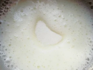 圣诞奶油蛋糕,低速打发至泡沫细腻，第二次加入三分之一的细砂糖。