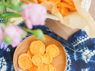 9个月以上辅食健康零食烤番薯片,切得番薯一定要厚薄一致,不然成熟度会有差别