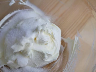 柠檬糖霜磅蛋糕,加入细砂糖，但要少量、分次地加入，避免一次加入太多，一样用中速搅打至混合均匀