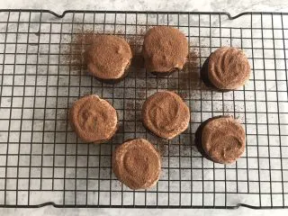 脏脏杯子蛋糕,筛上适量的可可粉