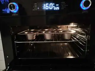 女巫杯子蛋糕,烤箱预热165度!烤25分钟!