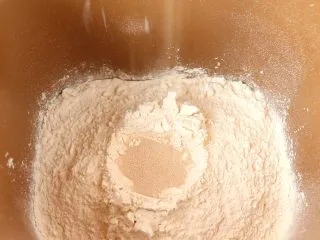 蜜豆吐司 宝宝辅食,面包桶中依次倒入鸡蛋液、牛奶、糖、盐，面粉、酵母，放入面包机中，开启和面功能，和面20min tips：糖和盐对角分开放，面粉均匀撒在液体上，酵母埋入面粉中