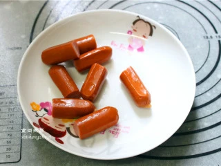 脆皮肠小面包,脆皮肠洗净，对半切断，用火腿肠或午餐肉均可，只要家人喜欢吃的肉类，可以尝试不同的搭配；